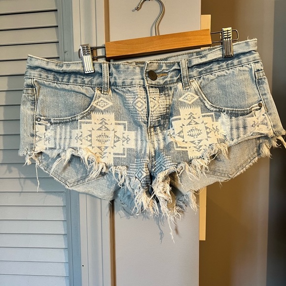 Billabong - Laneway Denim Distressed Short shorts - Aztec Print - Cuttof… - Picture 2 of 8